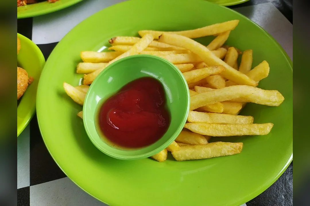 Kentang goreng hangat di Tujuh Legenda Kopitiam