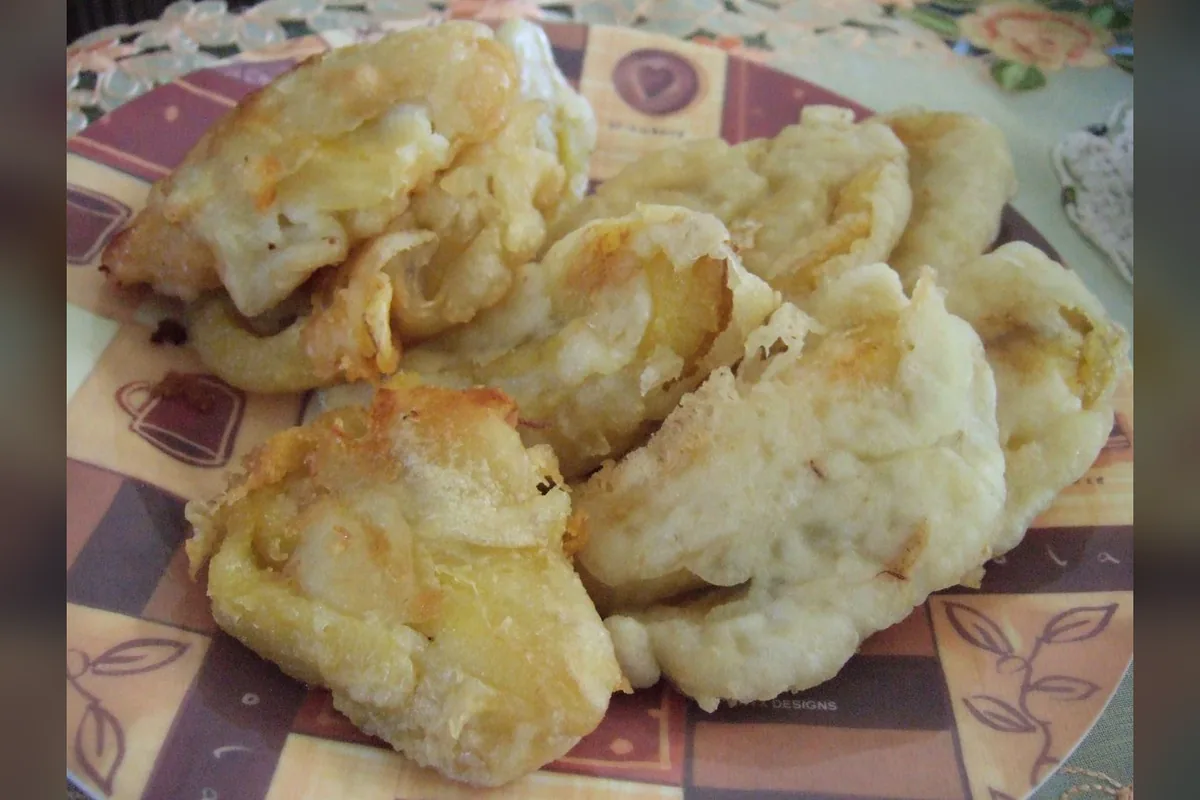 Pisang tanduk goreng di piring Tujuh Legenda Kopitiam