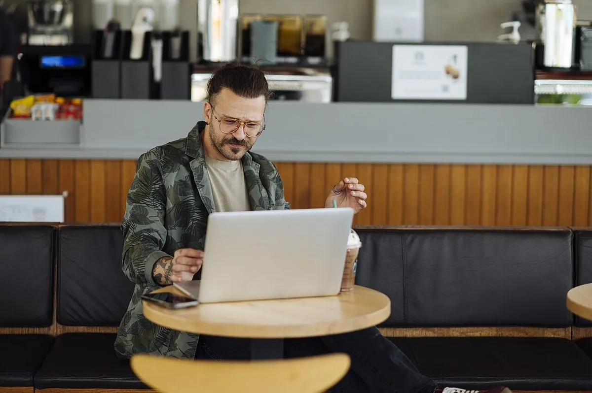 Cek Dulu Sebelum Bawa Laptop ke Kafe