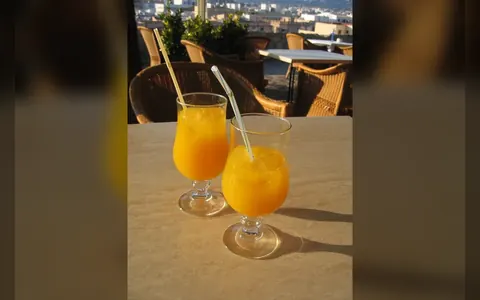 Es Jeruk Segar Asam Manis di Kopitiam Harapan Indah